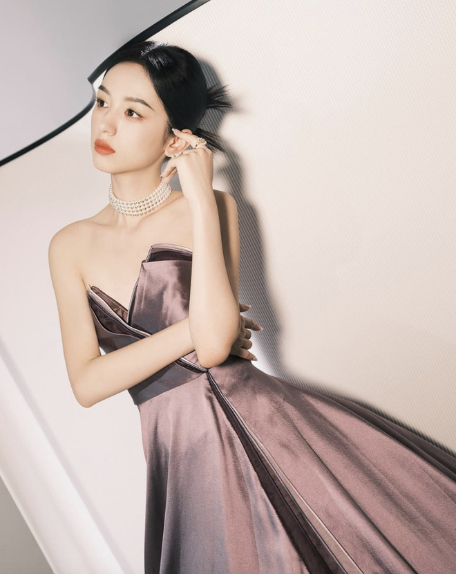 Đại sứ để chân trần giữa thời tiết âm 3 độ C, Dior hưởng lợi- Ảnh 12. Đại sứ để chân trần giữa thời tiết âm 3 độ C, Dior hưởng lợi- Ảnh 12.