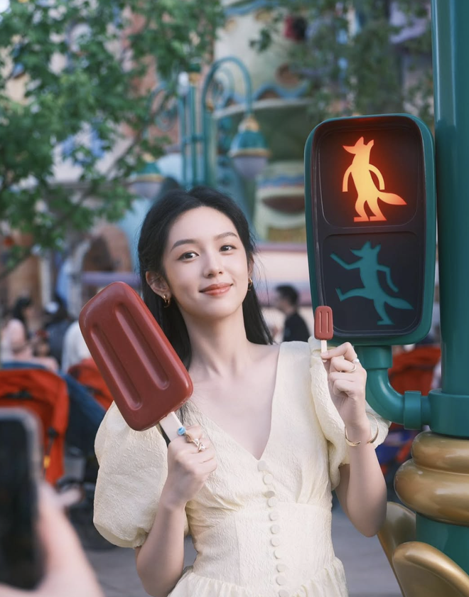 Đại sứ để chân trần giữa thời tiết âm 3 độ C, Dior hưởng lợi- Ảnh 16. Đại sứ để chân trần giữa thời tiết âm 3 độ C, Dior hưởng lợi- Ảnh 16.