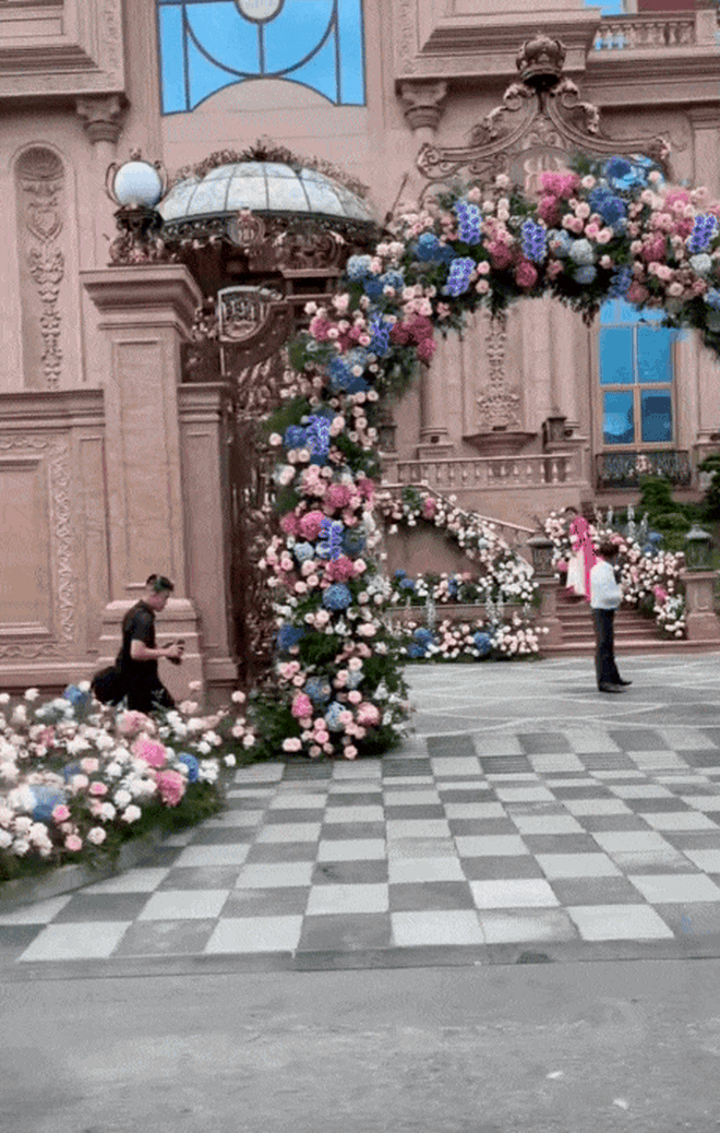 Lại th&ecirc;m một đ&aacute;m cưới của &aacute;i nữ tập đo&agrave;n: Cứ nh&igrave;n cổng hoa v&agrave; t&ograve;a l&acirc;u đ&agrave;i ph&iacute;a sau l&agrave; biết!- Ảnh 1.