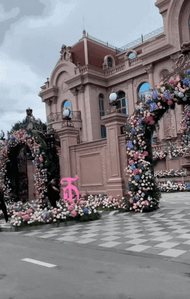 Lại th&ecirc;m một đ&aacute;m cưới của &aacute;i nữ tập đo&agrave;n: Cứ nh&igrave;n cổng hoa v&agrave; t&ograve;a l&acirc;u đ&agrave;i ph&iacute;a sau l&agrave; biết!- Ảnh 2.