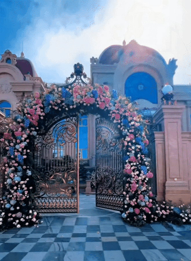 Lại th&ecirc;m một đ&aacute;m cưới của &aacute;i nữ tập đo&agrave;n: Cứ nh&igrave;n cổng hoa v&agrave; t&ograve;a l&acirc;u đ&agrave;i ph&iacute;a sau l&agrave; biết!- Ảnh 4.