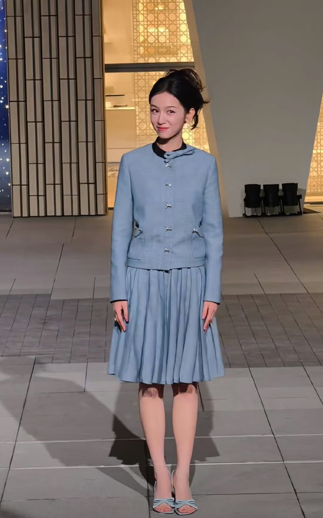 Đại sứ để chân trần giữa thời tiết âm 3 độ C, Dior hưởng lợi- Ảnh 5. Đại sứ để chân trần giữa thời tiết âm 3 độ C, Dior hưởng lợi- Ảnh 5.