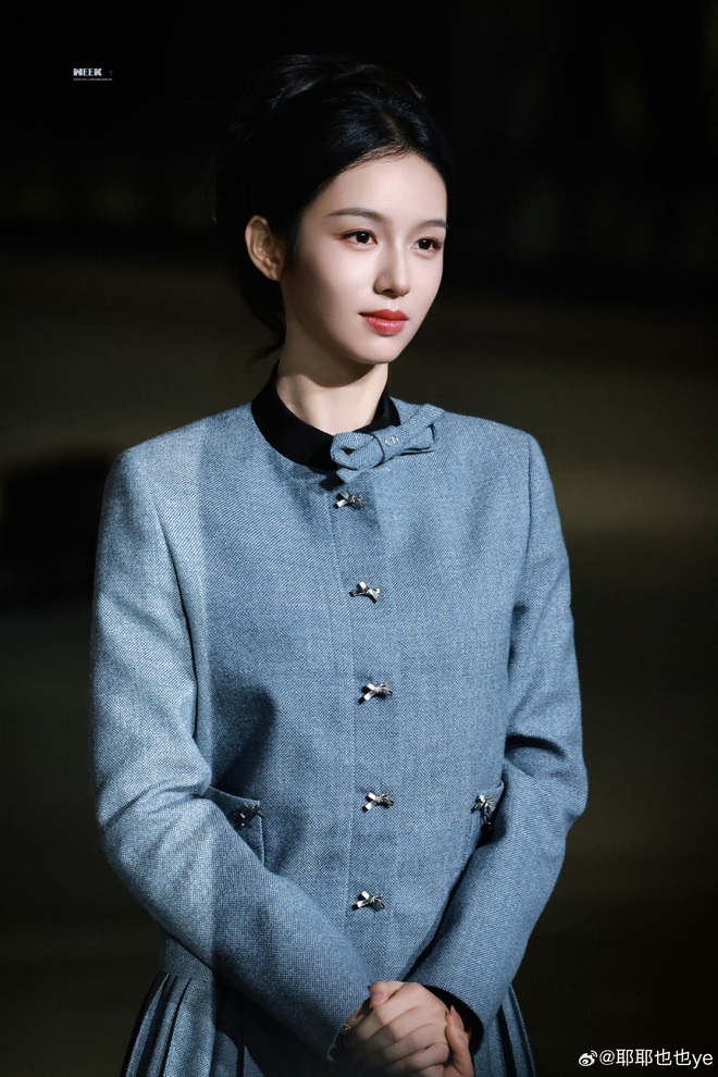 Đại sứ để chân trần giữa thời tiết âm 3 độ C, Dior hưởng lợi- Ảnh 7. Đại sứ để chân trần giữa thời tiết âm 3 độ C, Dior hưởng lợi- Ảnh 7.