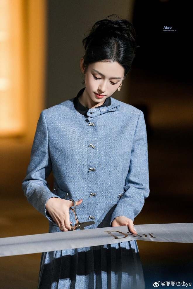 Đại sứ để chân trần giữa thời tiết âm 3 độ C, Dior hưởng lợi- Ảnh 6. Đại sứ để chân trần giữa thời tiết âm 3 độ C, Dior hưởng lợi- Ảnh 6.