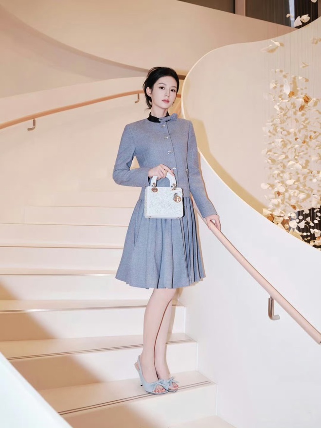 Đại sứ để chân trần giữa thời tiết âm 3 độ C, Dior hưởng lợi- Ảnh 2. Đại sứ để chân trần giữa thời tiết âm 3 độ C, Dior hưởng lợi- Ảnh 2.