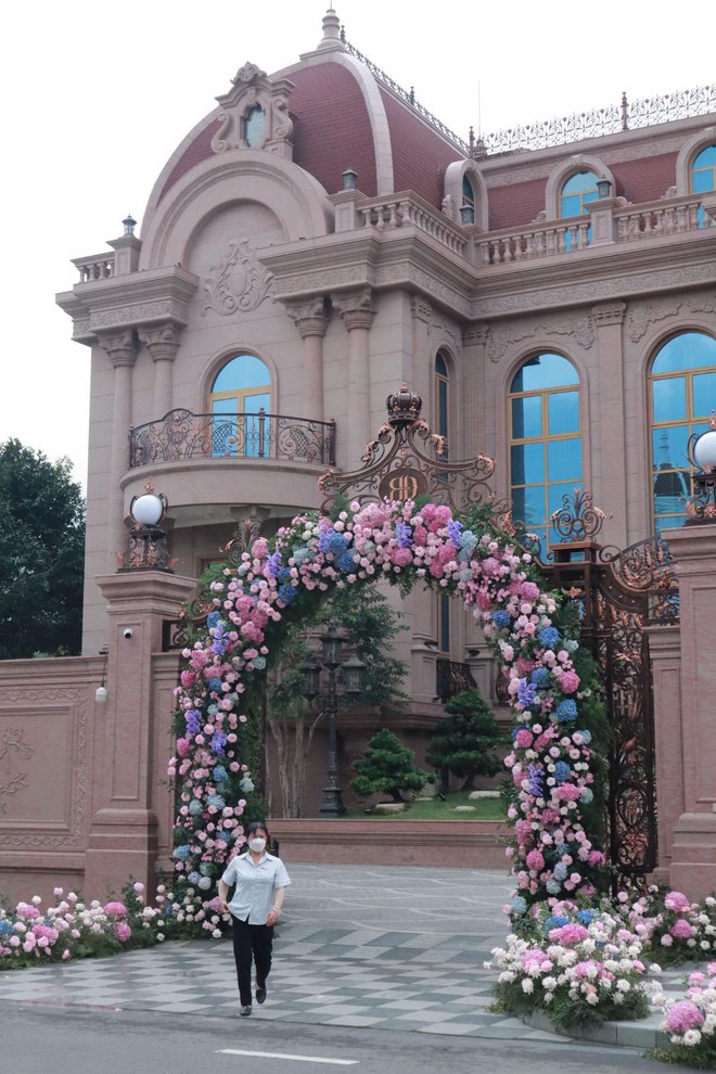 Lại th&ecirc;m một đ&aacute;m cưới của &aacute;i nữ tập đo&agrave;n: Cứ nh&igrave;n cổng hoa v&agrave; t&ograve;a l&acirc;u đ&agrave;i ph&iacute;a sau l&agrave; biết!- Ảnh 13.