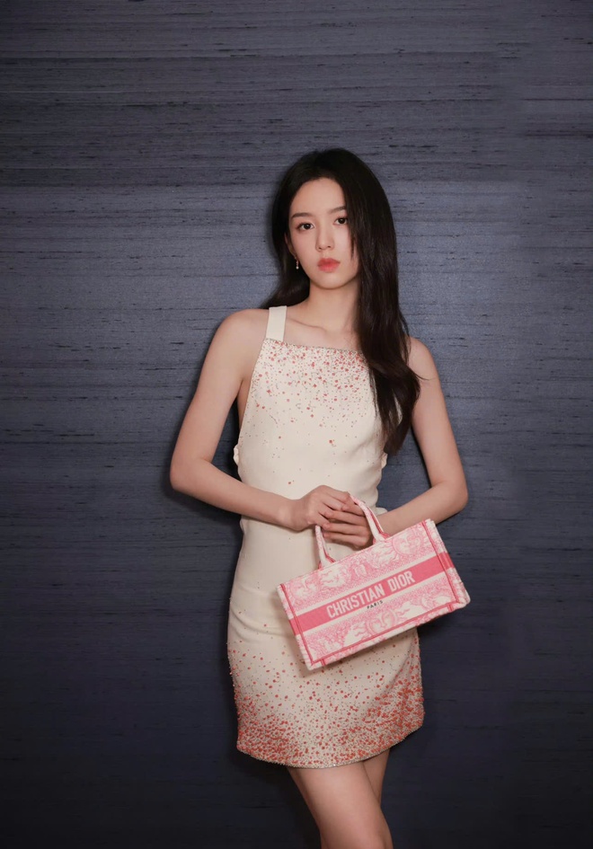 Đại sứ để chân trần giữa thời tiết âm 3 độ C, Dior hưởng lợi- Ảnh 11. Đại sứ để chân trần giữa thời tiết âm 3 độ C, Dior hưởng lợi- Ảnh 11.