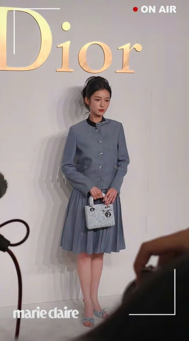 Đại sứ để chân trần giữa thời tiết âm 3 độ C, Dior hưởng lợi- Ảnh 10. Đại sứ để chân trần giữa thời tiết âm 3 độ C, Dior hưởng lợi- Ảnh 10.