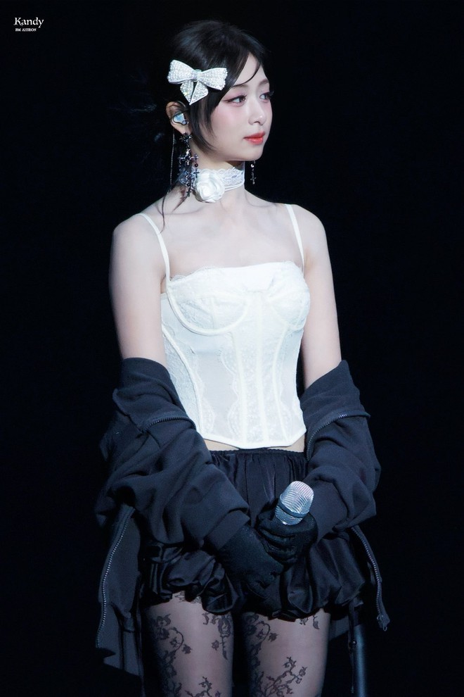 Nữ idol 18 tuổi mặc đồ qu&aacute; bạo, fan bức x&uacute;c- Ảnh 3.