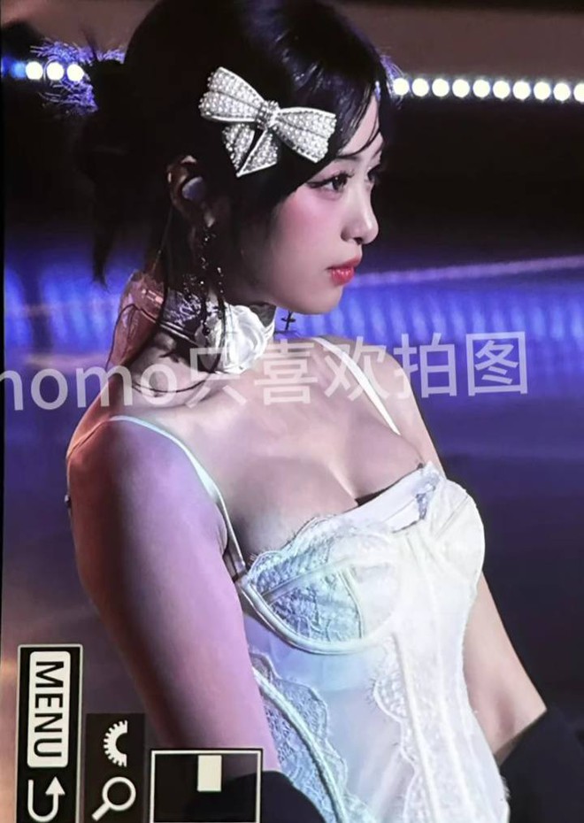 Nữ idol 18 tuổi mặc đồ qu&aacute; bạo, fan bức x&uacute;c- Ảnh 5.