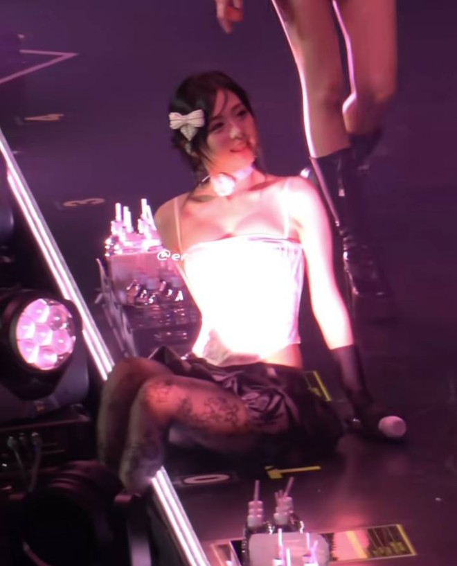 Nữ idol 18 tuổi mặc đồ qu&aacute; bạo, fan bức x&uacute;c- Ảnh 6.