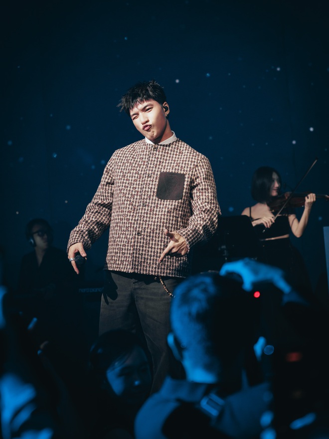 Loạt ảnh chưa được c&ocirc;ng bố b&ecirc;n trong si&ecirc;u sự kiện Louis Vuitton: HIEUTHUHAI h&aacute;t qu&aacute; t&igrave;nh v&agrave; tương t&aacute;c hiếm c&oacute; của d&agrave;n sao xịn- Ảnh 10.