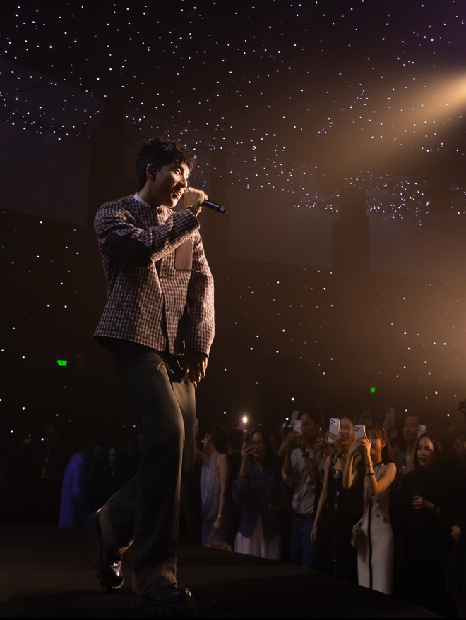 Loạt ảnh chưa được c&ocirc;ng bố b&ecirc;n trong si&ecirc;u sự kiện Louis Vuitton: HIEUTHUHAI h&aacute;t qu&aacute; t&igrave;nh v&agrave; tương t&aacute;c hiếm c&oacute; của d&agrave;n sao xịn- Ảnh 9.