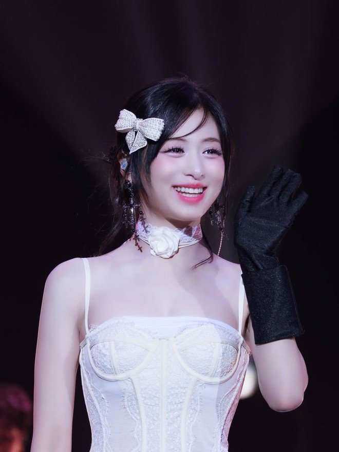 Nữ idol 18 tuổi mặc đồ qu&aacute; bạo, fan bức x&uacute;c- Ảnh 4.