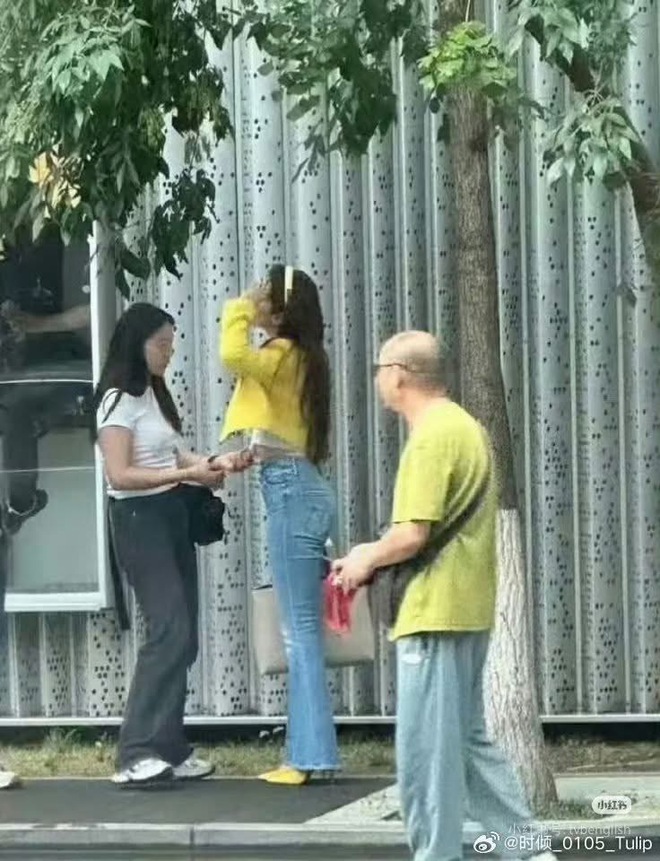 Lưu Diệc Phi d&aacute;ng chuẩn cỡ n&agrave;o, nh&igrave;n c&aacute;ch diện quần mới nhất l&agrave; biết!- Ảnh 2.