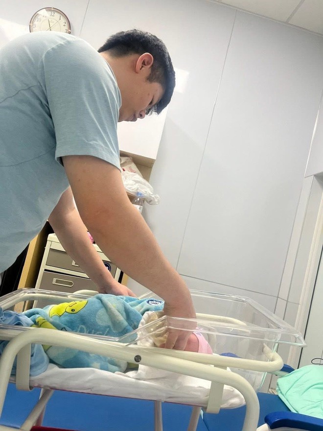 Hình ảnh 10 năm trước và hiện tại của một ông chồng gây bão MXH, đọc những dòng người vợ tâm sự còn bất ngờ hơn- Ảnh 4. Hình ảnh 10 năm trước và hiện tại của một ông chồng gây bão MXH, đọc những dòng người vợ tâm sự còn bất ngờ hơn- Ảnh 4.