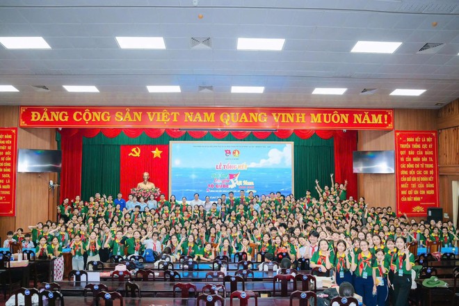 Lễ tổng kết h&agrave;nh tr&igrave;nh &ldquo;Em y&ecirc;u Tổ quốc Việt Nam&rdquo; năm 2025 v&agrave; chương tr&igrave;nh &ldquo;Thắp s&aacute;ng ước mơ thiếu nhi Việt Nam&rdquo; &ndash;  Giao lưu với thiếu nhi x&atilde; Đất Đỏ- Ảnh 5.