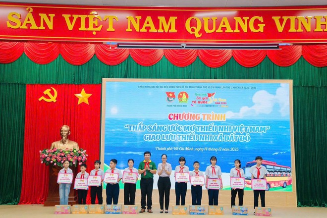 Lễ tổng kết h&agrave;nh tr&igrave;nh &ldquo;Em y&ecirc;u Tổ quốc Việt Nam&rdquo; năm 2025 v&agrave; chương tr&igrave;nh &ldquo;Thắp s&aacute;ng ước mơ thiếu nhi Việt Nam&rdquo; &ndash;  Giao lưu với thiếu nhi x&atilde; Đất Đỏ- Ảnh 6.