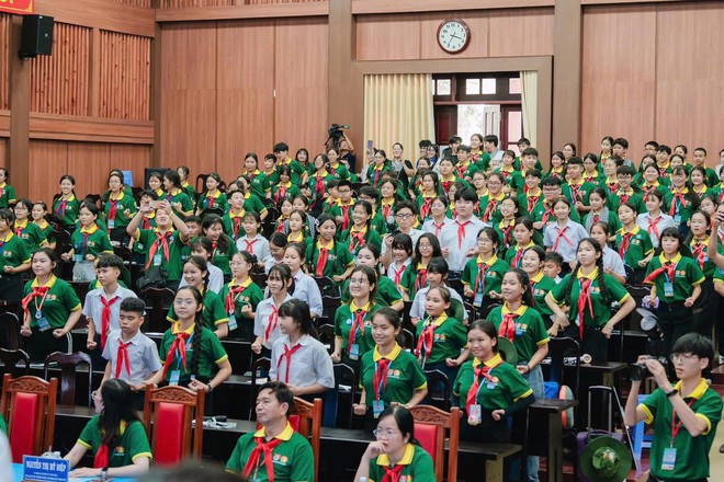 Lễ tổng kết h&agrave;nh tr&igrave;nh &ldquo;Em y&ecirc;u Tổ quốc Việt Nam&rdquo; năm 2025 v&agrave; chương tr&igrave;nh &ldquo;Thắp s&aacute;ng ước mơ thiếu nhi Việt Nam&rdquo; &ndash;  Giao lưu với thiếu nhi x&atilde; Đất Đỏ- Ảnh 4.