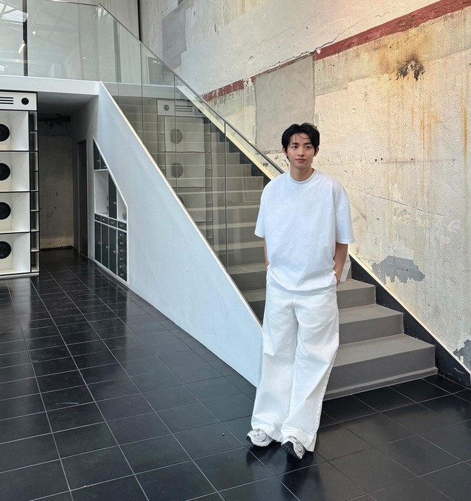 Vbiz c&oacute; mỹ nam xinh trai chuẩn gout thế hệ mới: Từ visual đến style tưởng đ&acirc;u &ldquo;bạn trai nh&agrave; b&ecirc;n&rdquo;- Ảnh 11.