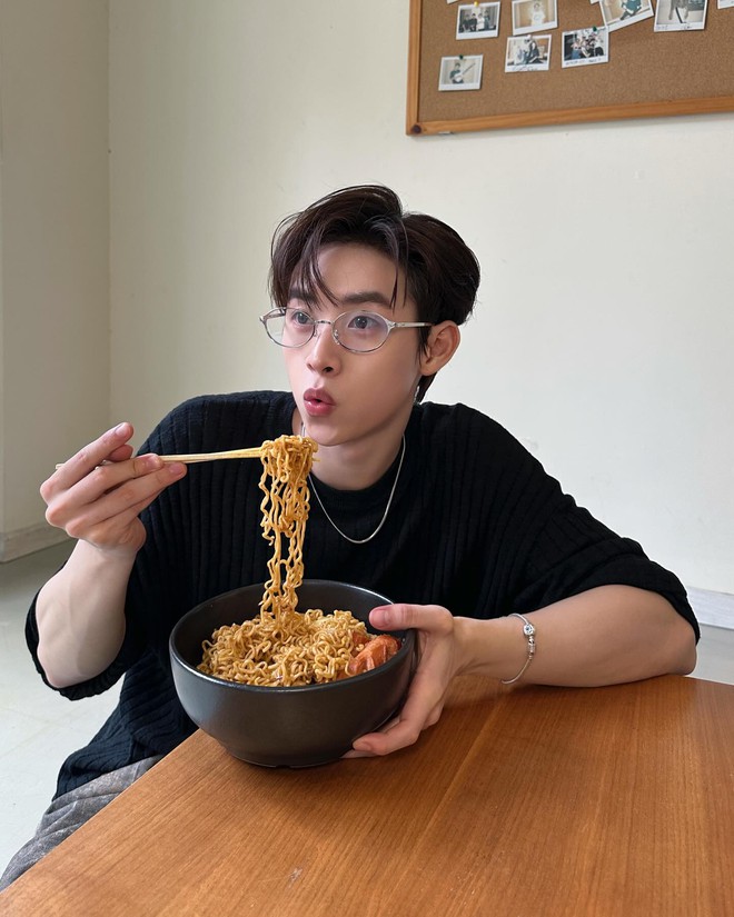 Vbiz c&oacute; mỹ nam xinh trai chuẩn gout thế hệ mới: Từ visual đến style tưởng đ&acirc;u &ldquo;bạn trai nh&agrave; b&ecirc;n&rdquo;- Ảnh 8.