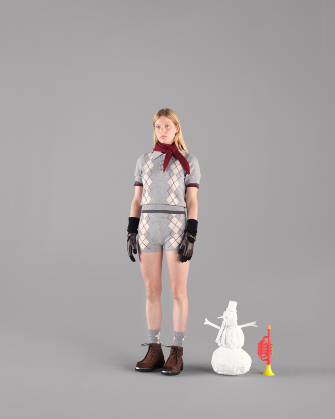 Thanh lịch kiểu Ph&aacute;p trong kh&ocirc;ng kh&iacute; lễ hội: SANDRO Holiday 2025 tr&igrave;nh l&agrave;ng- Ảnh 1.