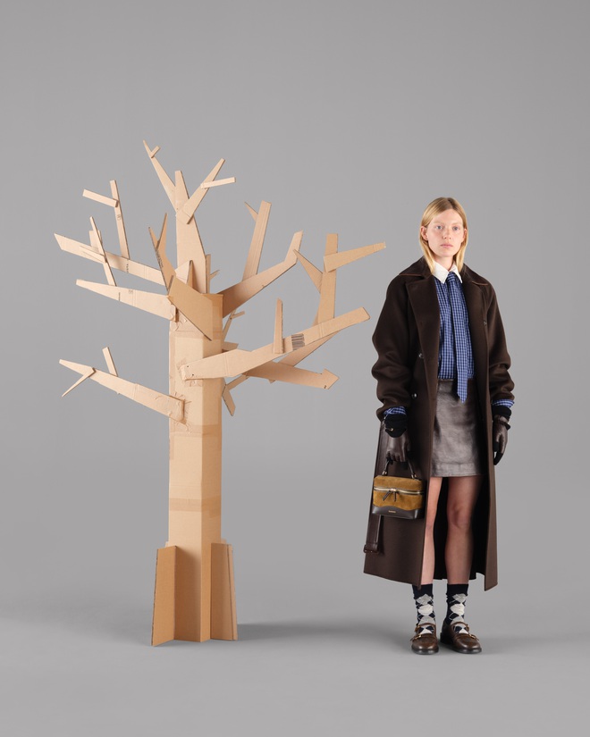 Thanh lịch kiểu Ph&aacute;p trong kh&ocirc;ng kh&iacute; lễ hội: SANDRO Holiday 2025 tr&igrave;nh l&agrave;ng- Ảnh 6.