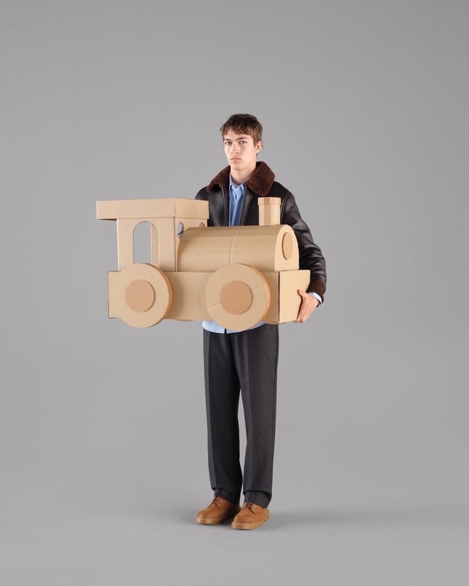 Thanh lịch kiểu Ph&aacute;p trong kh&ocirc;ng kh&iacute; lễ hội: SANDRO Holiday 2025 tr&igrave;nh l&agrave;ng- Ảnh 12.