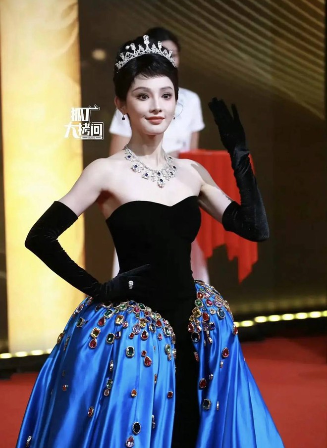 Cực h&igrave;nh đi thảm đỏ của mỹ nh&acirc;n Cbiz- Ảnh 3.