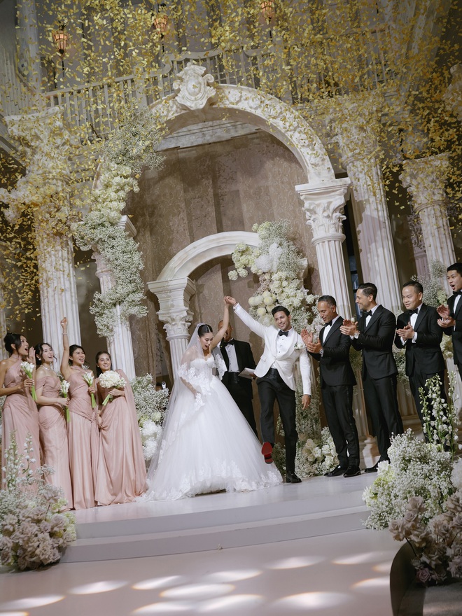 B&ecirc;n trong đ&aacute;m cưới Ti&ecirc;n Nguyễn: H&ocirc;n lễ h&agrave;o m&ocirc;n được vận h&agrave;nh như "show s&acirc;n khấu KH&Ocirc;NG ĐƯỢC PH&Eacute;P C&Oacute; SAI SỐ"- Ảnh 11.