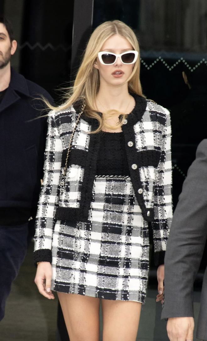 Con g&aacute;i minh tinh mặc lại v&aacute;y gần 30 năm tuổi của mẹ, 20 triệu lượt xem kh&ocirc;ng một lời ch&ecirc;- Ảnh 13.