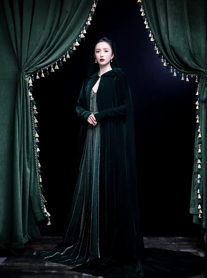 Đồng Lệ Á đẹp như "tranh vẽ" trong sắc xanh rừng già: Sự trùng hợp lạ kỳ với Vương phi Kate và lời giải mã về gam màu quyền lực nhất cuối năm- Ảnh 5. Đồng Lệ Á đẹp như "tranh vẽ" trong sắc xanh rừng già: Sự trùng hợp lạ kỳ với Vương phi Kate và lời giải mã về gam màu quyền lực nhất cuối năm- Ảnh 5.