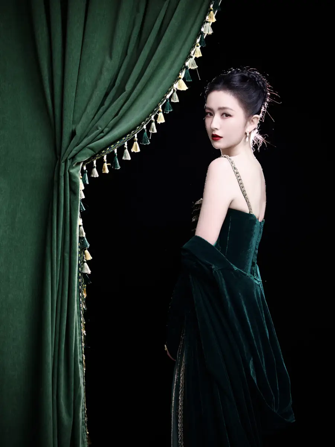 Đồng Lệ Á đẹp như "tranh vẽ" trong sắc xanh rừng già: Sự trùng hợp lạ kỳ với Vương phi Kate và lời giải mã về gam màu quyền lực nhất cuối năm- Ảnh 6. Đồng Lệ Á đẹp như "tranh vẽ" trong sắc xanh rừng già: Sự trùng hợp lạ kỳ với Vương phi Kate và lời giải mã về gam màu quyền lực nhất cuối năm- Ảnh 6.