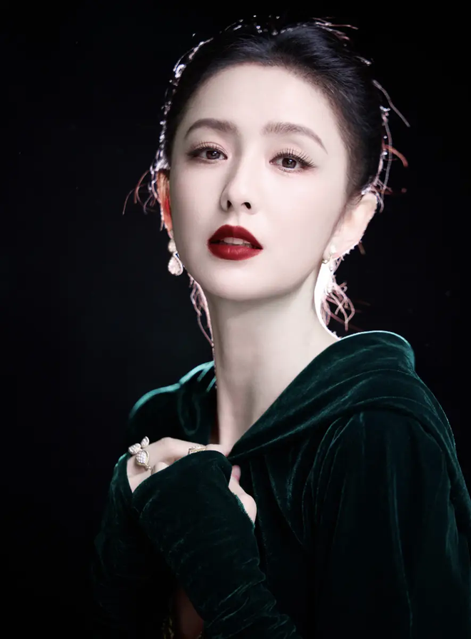 Đồng Lệ Á đẹp như "tranh vẽ" trong sắc xanh rừng già: Sự trùng hợp lạ kỳ với Vương phi Kate và lời giải mã về gam màu quyền lực nhất cuối năm- Ảnh 7. Đồng Lệ Á đẹp như "tranh vẽ" trong sắc xanh rừng già: Sự trùng hợp lạ kỳ với Vương phi Kate và lời giải mã về gam màu quyền lực nhất cuối năm- Ảnh 7.