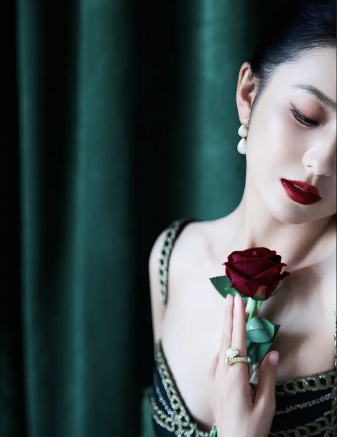 Đồng Lệ Á đẹp như "tranh vẽ" trong sắc xanh rừng già: Sự trùng hợp lạ kỳ với Vương phi Kate và lời giải mã về gam màu quyền lực nhất cuối năm- Ảnh 3. Đồng Lệ Á đẹp như "tranh vẽ" trong sắc xanh rừng già: Sự trùng hợp lạ kỳ với Vương phi Kate và lời giải mã về gam màu quyền lực nhất cuối năm- Ảnh 3.