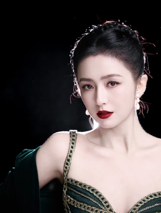 Đồng Lệ Á đẹp như "tranh vẽ" trong sắc xanh rừng già: Sự trùng hợp lạ kỳ với Vương phi Kate và lời giải mã về gam màu quyền lực nhất cuối năm- Ảnh 4. Đồng Lệ Á đẹp như "tranh vẽ" trong sắc xanh rừng già: Sự trùng hợp lạ kỳ với Vương phi Kate và lời giải mã về gam màu quyền lực nhất cuối năm- Ảnh 4.