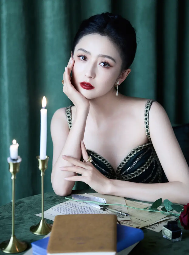 Đồng Lệ Á đẹp như "tranh vẽ" trong sắc xanh rừng già: Sự trùng hợp lạ kỳ với Vương phi Kate và lời giải mã về gam màu quyền lực nhất cuối năm- Ảnh 2. Đồng Lệ Á đẹp như "tranh vẽ" trong sắc xanh rừng già: Sự trùng hợp lạ kỳ với Vương phi Kate và lời giải mã về gam màu quyền lực nhất cuối năm- Ảnh 2.