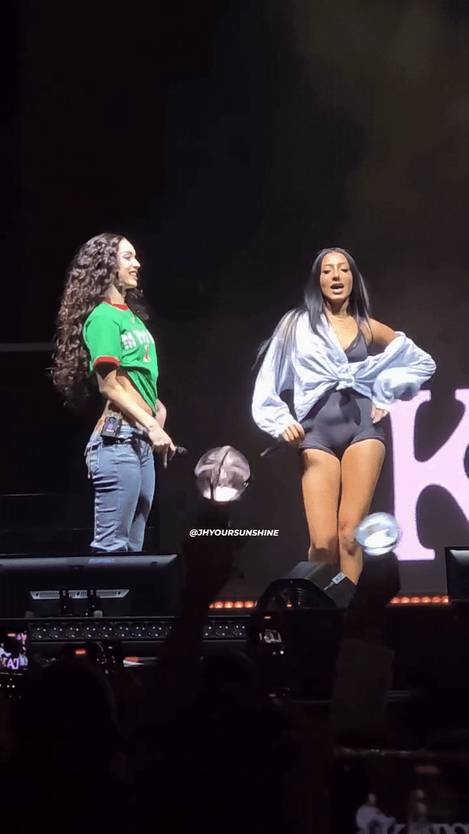 Chiếc bụng ỏng lạ chưa từng thấy của nữ idol nh&oacute;m nhạc hot to&agrave;n cầu- Ảnh 2.