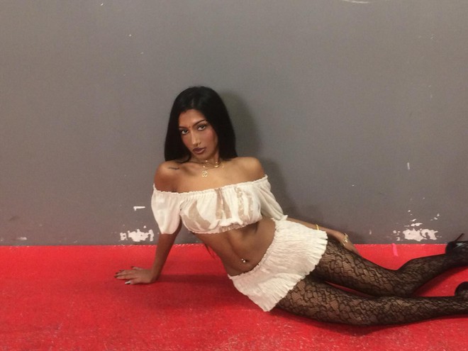 Chiếc bụng ỏng lạ chưa từng thấy của nữ idol nh&oacute;m nhạc hot to&agrave;n cầu- Ảnh 7.