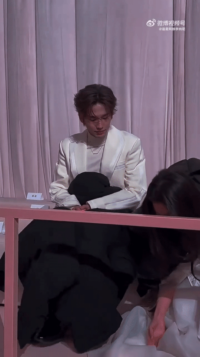 Cực h&igrave;nh đi thảm đỏ của mỹ nh&acirc;n Cbiz- Ảnh 8.