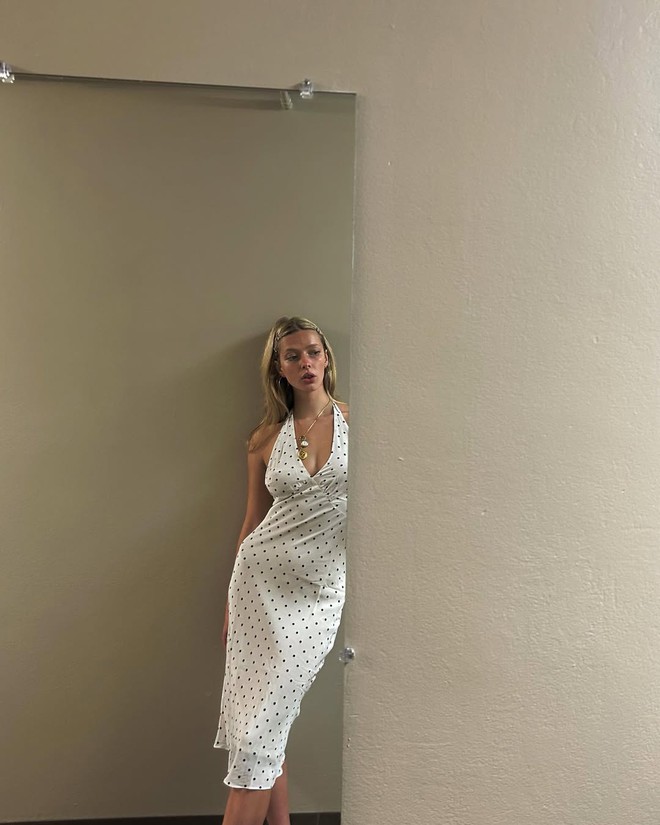 Con g&aacute;i minh tinh mặc lại v&aacute;y gần 30 năm tuổi của mẹ, 20 triệu lượt xem kh&ocirc;ng một lời ch&ecirc;- Ảnh 15.