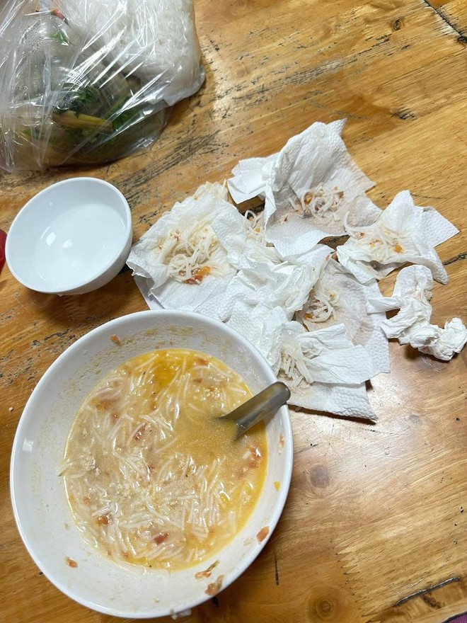 Bức ảnh bất lực đến bu&ocirc;ng xu&ocirc;i của người mẹ c&oacute; con biếng ăn: H&atilde;y ngưng ph&aacute;n x&eacute;t c&aacute;ch l&agrave;m mẹ của họ bằng những lời khuy&ecirc;n s&aacute;o rỗng- Ảnh 1.