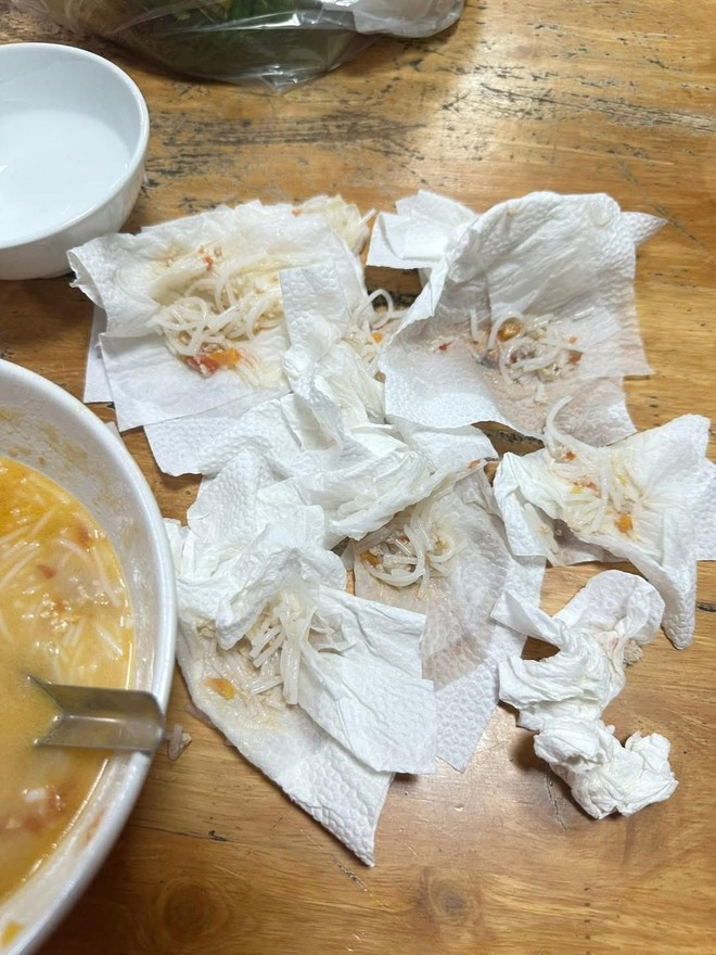 Bức ảnh bất lực đến bu&ocirc;ng xu&ocirc;i của người mẹ c&oacute; con biếng ăn: H&atilde;y ngưng ph&aacute;n x&eacute;t c&aacute;ch l&agrave;m mẹ của họ bằng những lời khuy&ecirc;n s&aacute;o rỗng- Ảnh 2.