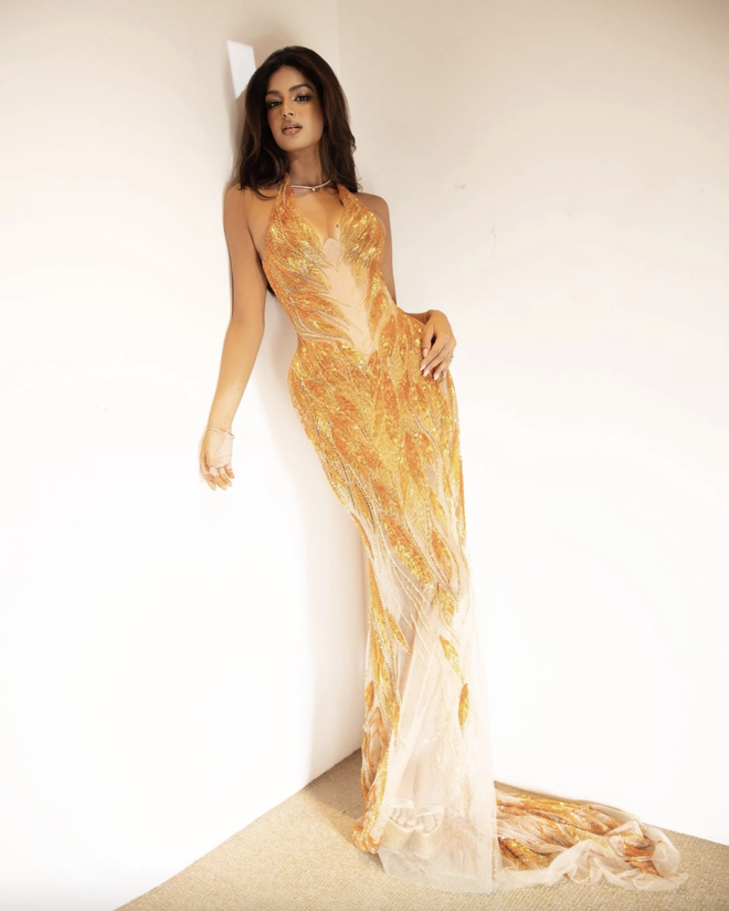 Miss Universe đẹp chấn động hậu giảm c&acirc;n, đến c&uacute; vấp cũng sexy lịm người- Ảnh 4.