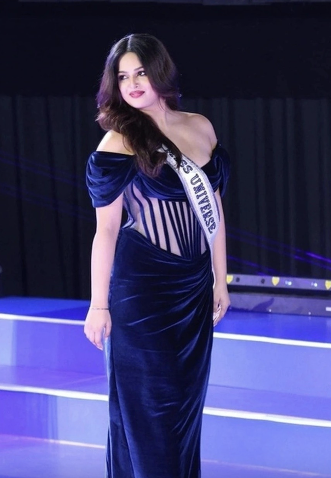 Miss Universe đẹp chấn động hậu giảm c&acirc;n, đến c&uacute; vấp cũng sexy lịm người- Ảnh 15.