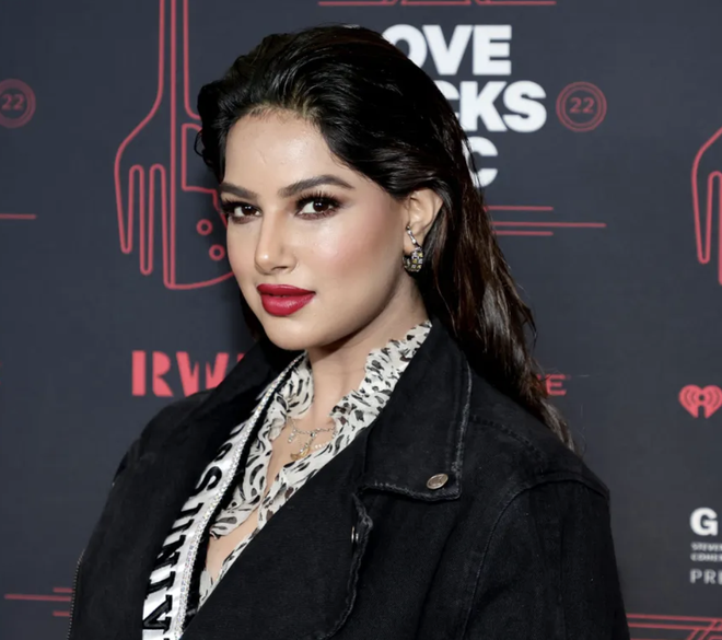 Miss Universe đẹp chấn động hậu giảm c&acirc;n, đến c&uacute; vấp cũng sexy lịm người- Ảnh 13.