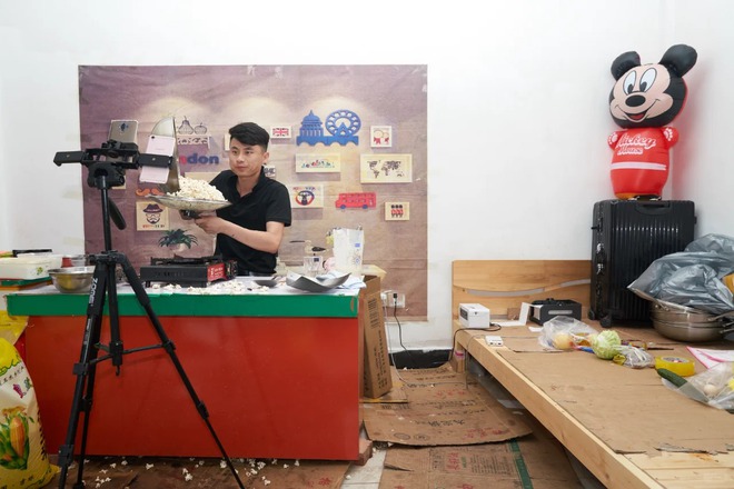 G&oacute;c khuất sau những phi&ecirc;n livestream "ngh&igrave;n đơn": Bữa tiệc ti&ecirc;u d&ugrave;ng đi&ecirc;n cuồng, mồ h&ocirc;i rơi tr&ecirc;n b&agrave;n ph&iacute;m v&agrave; giấc mộng đổi đời nơi "thủ phủ h&agrave;ng sỉ"- Ảnh 2.