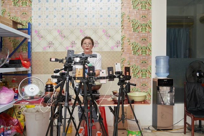 G&oacute;c khuất sau những phi&ecirc;n livestream "ngh&igrave;n đơn": Bữa tiệc ti&ecirc;u d&ugrave;ng đi&ecirc;n cuồng, mồ h&ocirc;i rơi tr&ecirc;n b&agrave;n ph&iacute;m v&agrave; giấc mộng đổi đời nơi "thủ phủ h&agrave;ng sỉ"- Ảnh 10.