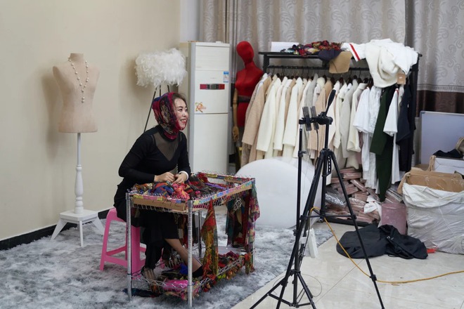 G&oacute;c khuất sau những phi&ecirc;n livestream "ngh&igrave;n đơn": Bữa tiệc ti&ecirc;u d&ugrave;ng đi&ecirc;n cuồng, mồ h&ocirc;i rơi tr&ecirc;n b&agrave;n ph&iacute;m v&agrave; giấc mộng đổi đời nơi "thủ phủ h&agrave;ng sỉ"- Ảnh 12.