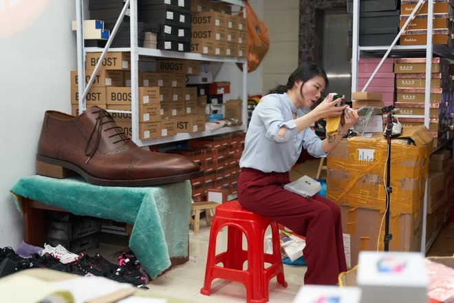 G&oacute;c khuất sau những phi&ecirc;n livestream "ngh&igrave;n đơn": Bữa tiệc ti&ecirc;u d&ugrave;ng đi&ecirc;n cuồng, mồ h&ocirc;i rơi tr&ecirc;n b&agrave;n ph&iacute;m v&agrave; giấc mộng đổi đời nơi "thủ phủ h&agrave;ng sỉ"- Ảnh 9.